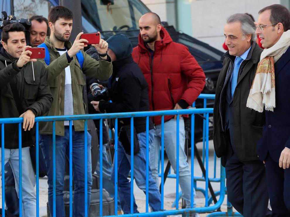 El expresidente del FC Barcelona, Sandro Rossell, con su abogado a la llegada a la Audiencia Nacional