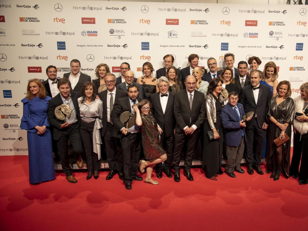 El presidente de Egeda, Enrique Cerezo, junto al presidente de Aragón,Javier Lambán, y los galardonados en los últimos premios Forqué.