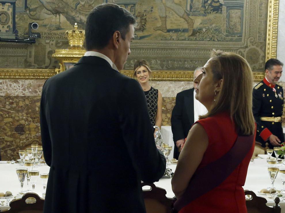 El presidente del Gobierno, Pedro Sánchez (PSOE), conversa con la presidenta del Congreso, Ana Pastor (PP), en una imagen de este miércoles en el Palacio Real.