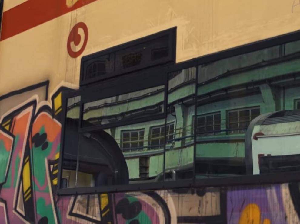 Grafiti en un tren de Renfe.
