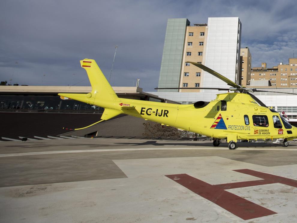 Un helicóptero del 112 en el helipuerto del Miguel Servet, en Zaragoza.