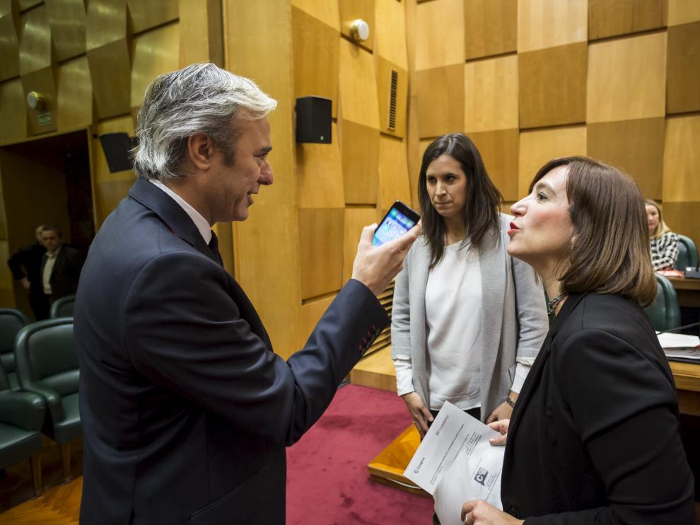 Jorge Azcón y Sara Fernández, en el salón de plenos del Ayuntamiento de Zaragoza.