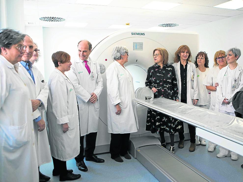 La consejera de Sanidad con trabajadores del Clínico junto al nuevo equipo.