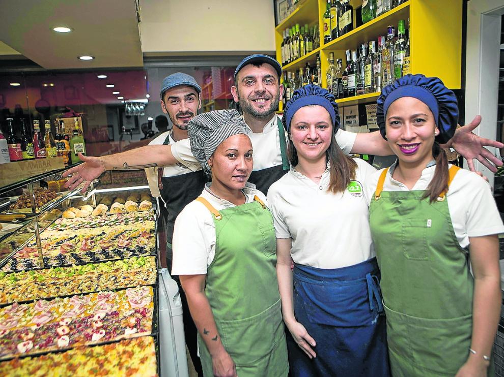 Cristian Georgita y su equipo en la pizzería 22.2 Gradi de Zaragoza.