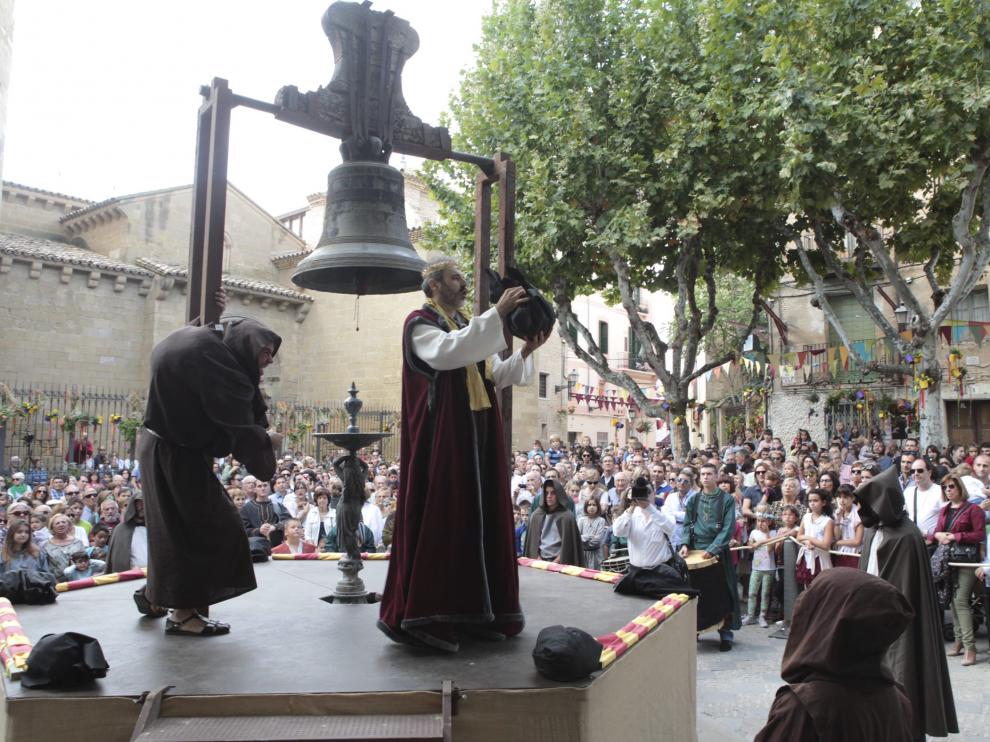 representacion de la campana de Huesca en la plaza de San Pedro/ Foto Fernando Paules
