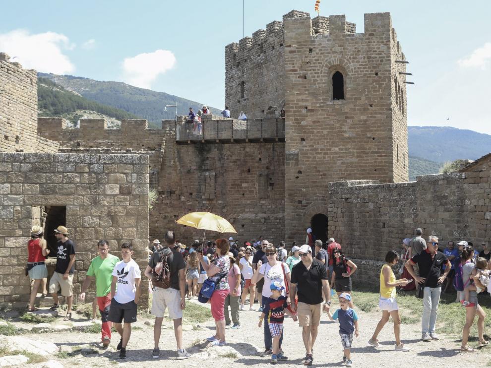 Turistas en la recreación medieval del castillo de Loarre en julio de 2018.