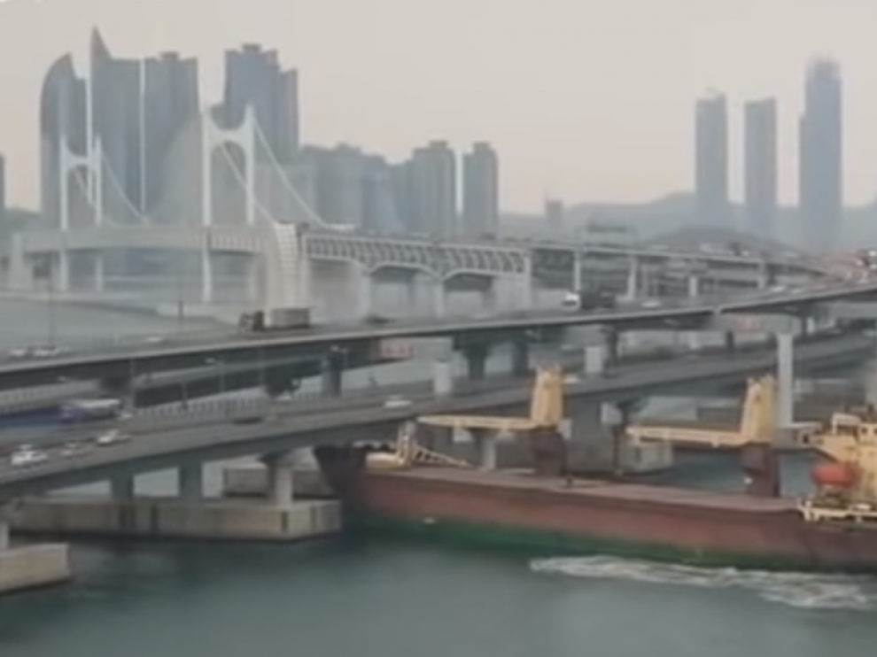 El barco se estrelló contra el puente.