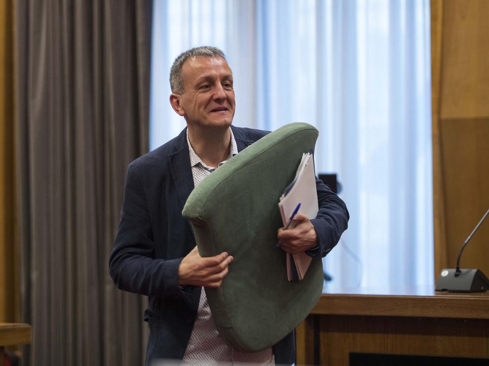 Fernando Rivarés, ayer, antes del inicio del pleno del Ayuntamiento de Zaragoza.