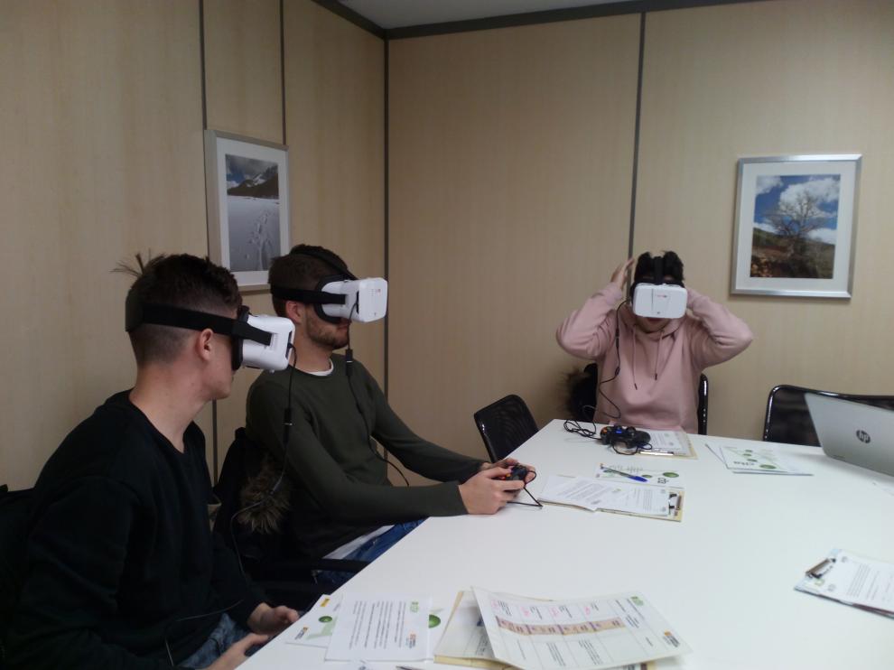 En la imagen, varios usuarios que participaron en el estudio usando gafas de realidad virtual.