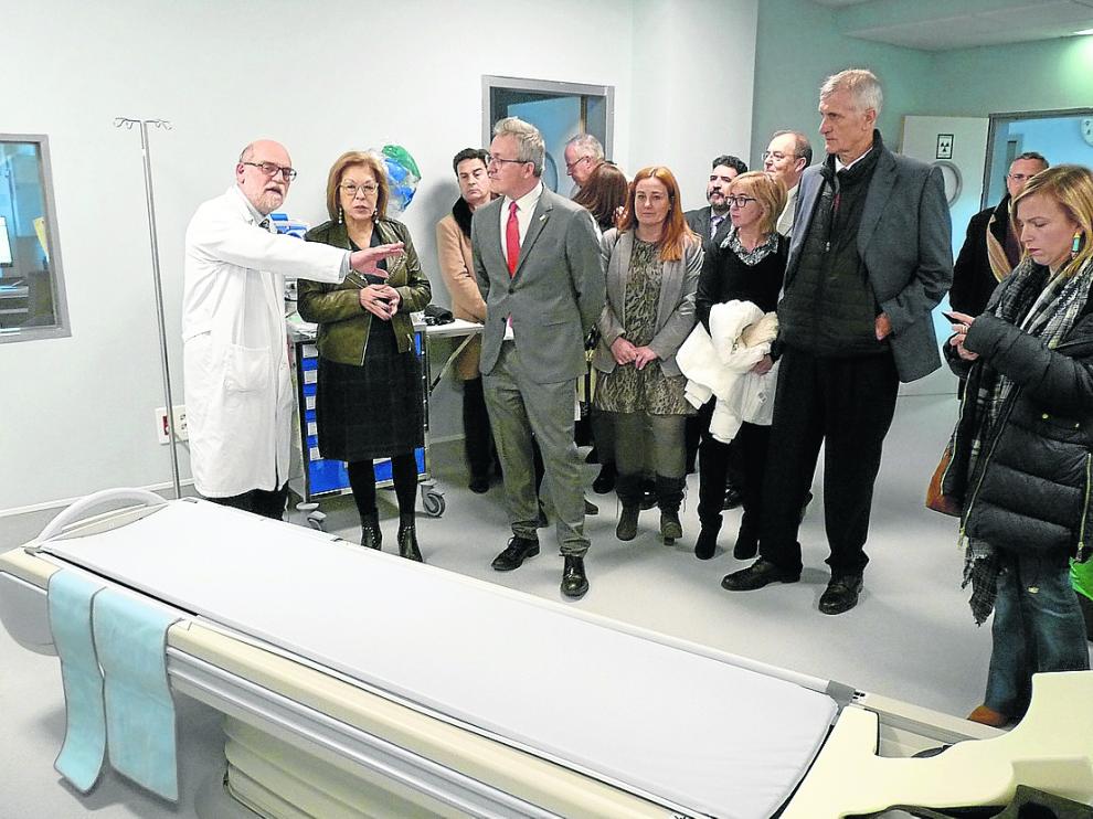 La consejera de Sanidad, Pilar Ventura, durante una reciente visita al hospital de Jaca para inaugurar el nuevo TAC