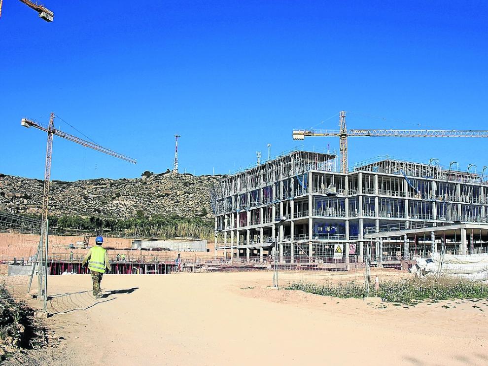 Las obras del nuevo hospital, en la ladera de Cantagallos, con parte de la estructura ya levantada.