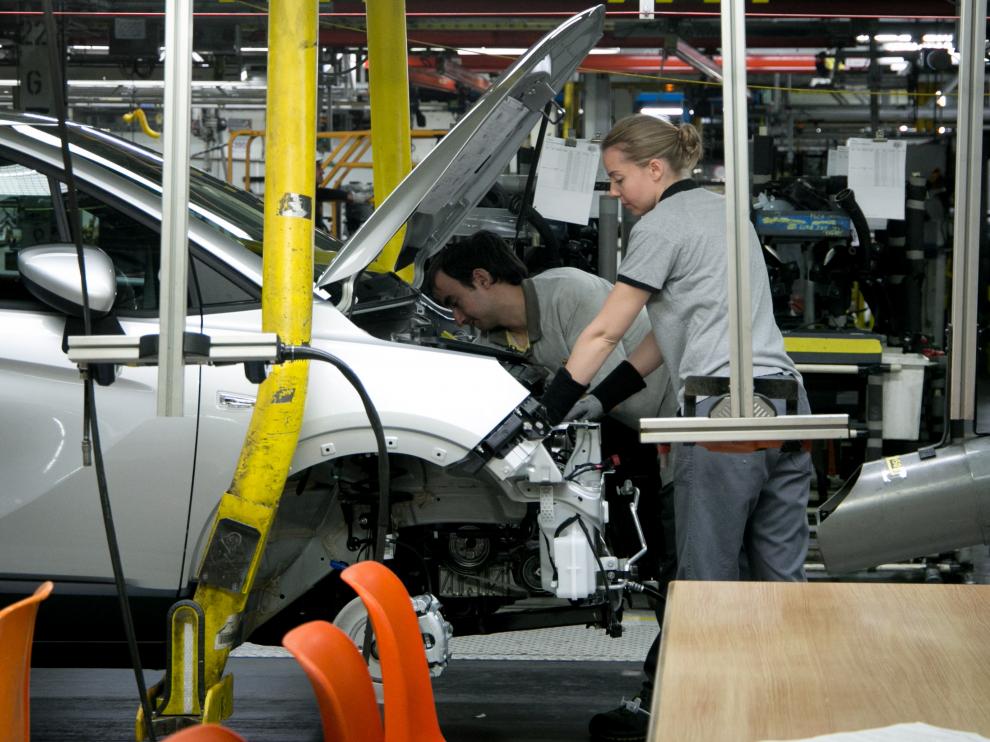 Dos empleados en la fábrica de Opel en Figueruelas.