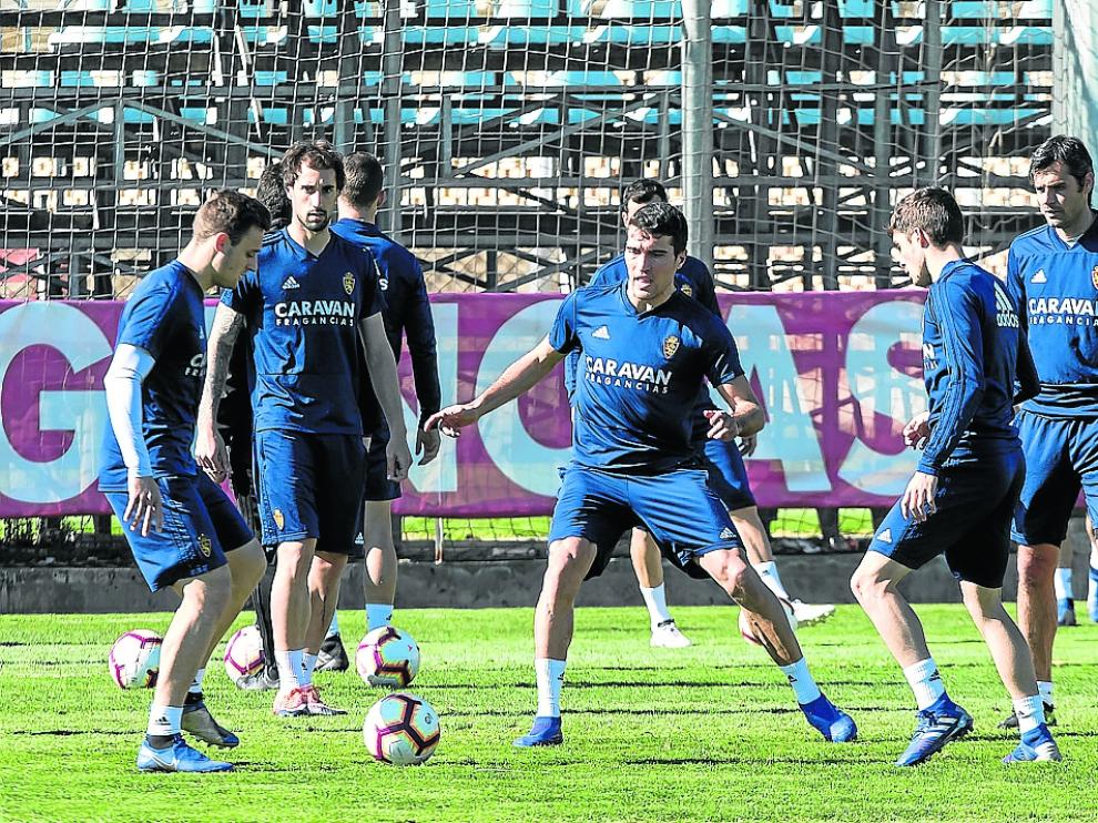 Un rondo durante la práctica de este viernes, con Lasure, Zapater y Soro en primer término.