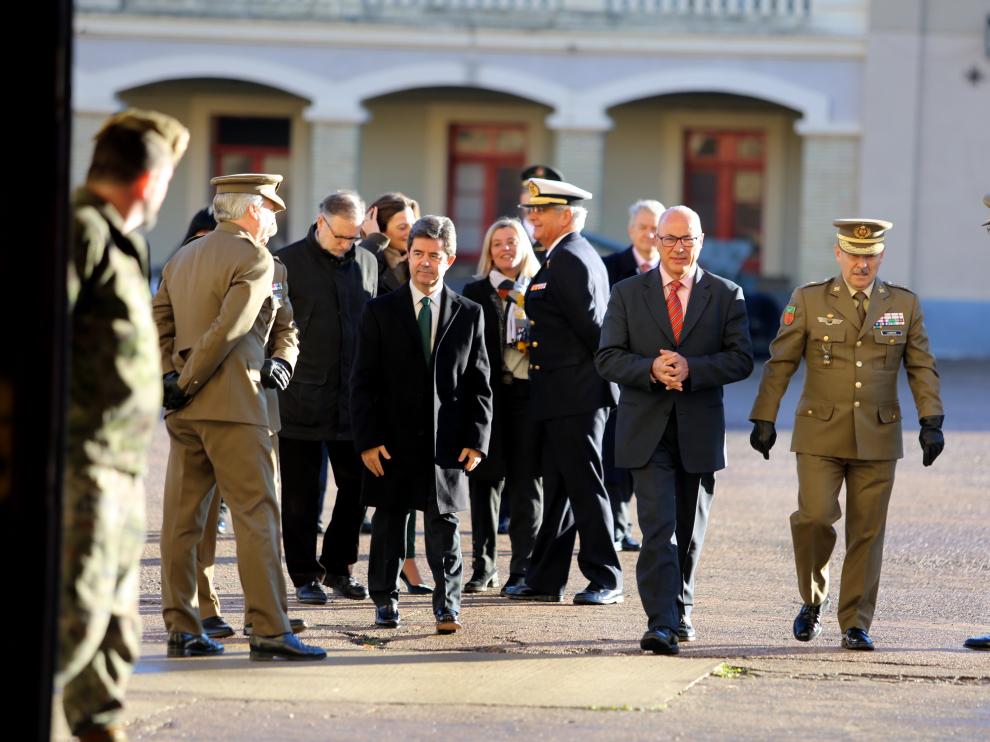 El secretario de Estado de Defensa, Ángel Olivares, (con gafas) en su visita en noviembre al cuartel de Sancho Ramírez