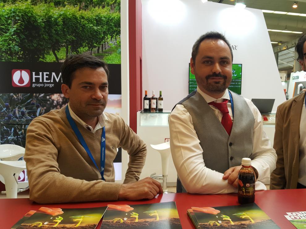 El director de Desarrollo I+D+i de la división de fertilizantes de Grupo Jorge, Stefano Molinari (centro) con el abono orgánico, acompañado por Javier Martín (izda) ingeniero técnico de la zona de Extremadura , y Carlos Pérez (dcha) director comercial del producto.