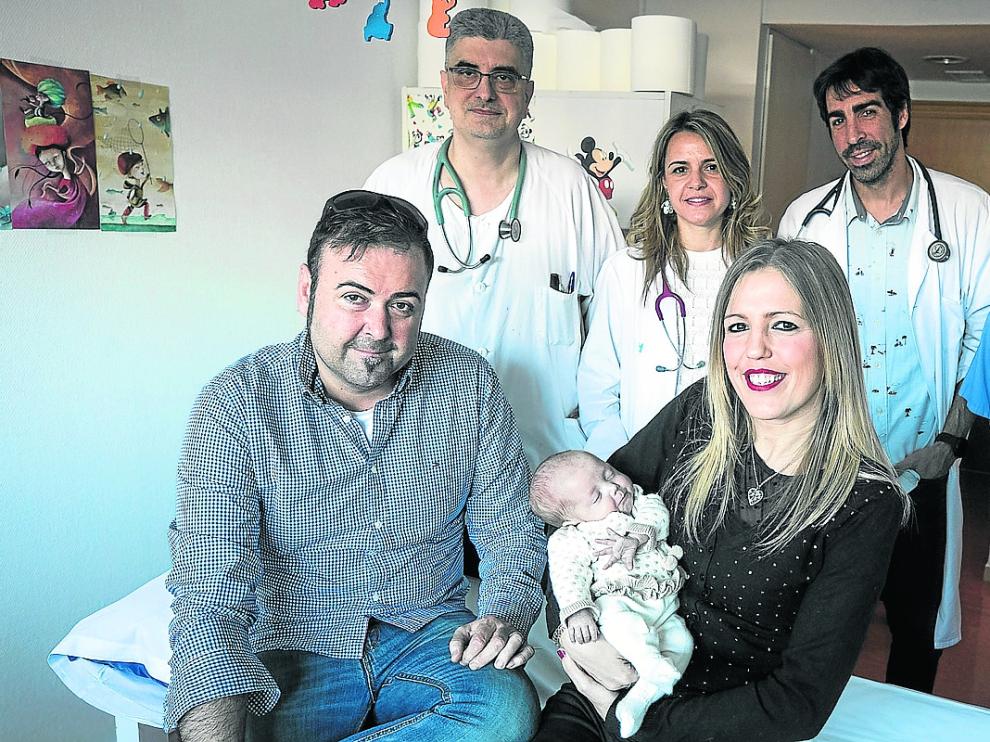 Alfonso, Raquel y la pequeña María, con parte del equipo médico.