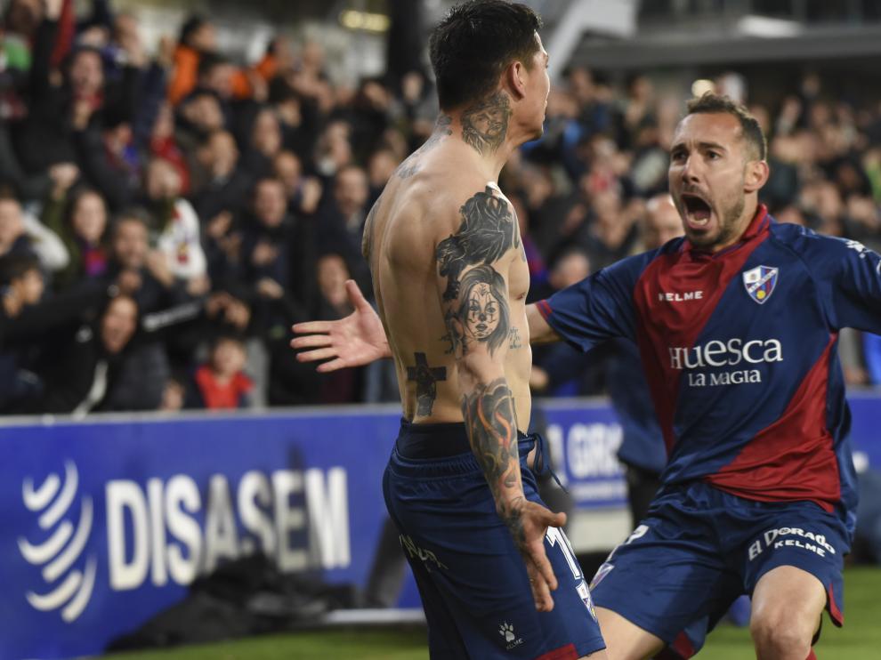 Ferreiro corre a abrazar a Chimy tras su gol al Sevilla en el partido del sábado.