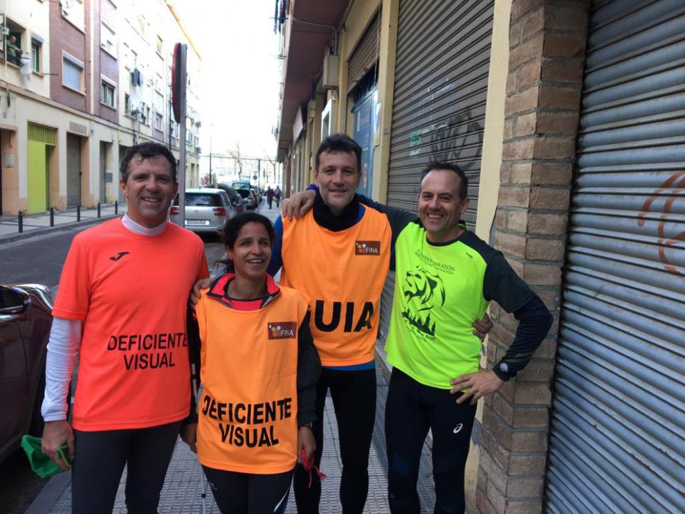 Atletas invidentes con sus guías