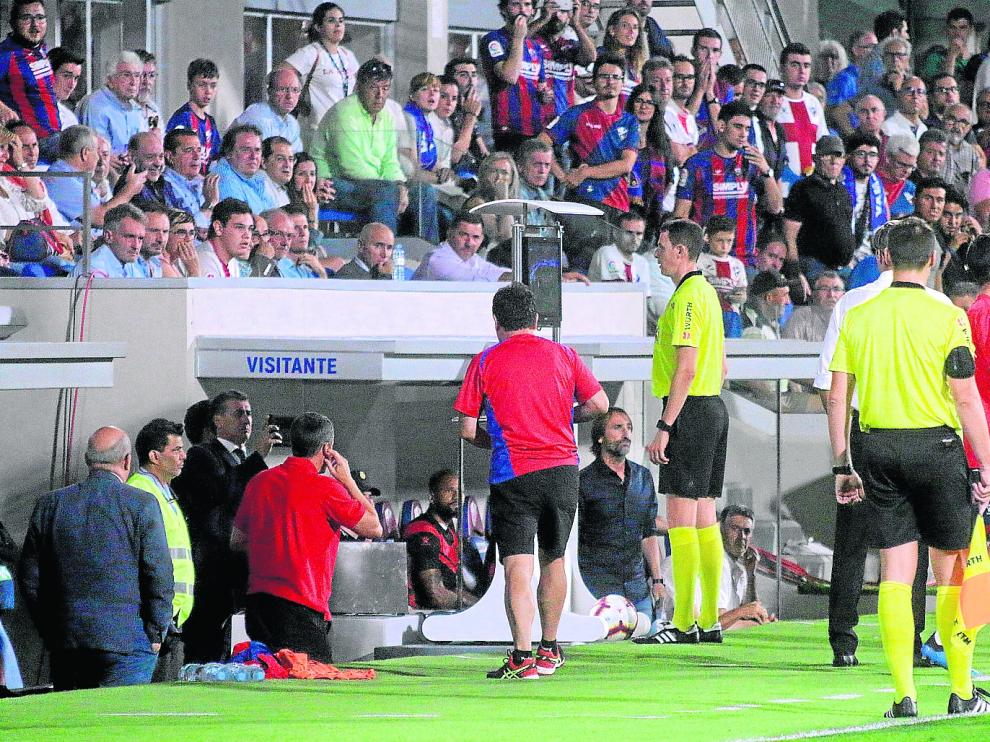 David Medié Jiménez consulta las imágenes antes de anular un gol de Raúl de Tomás en un Huesca Rayo disputado el pasado septiembre.