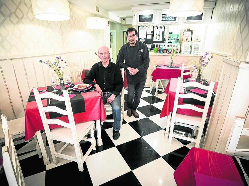Alejandro Azanza, propietario, y Pedro José Campos, cocinero de La Abacería.