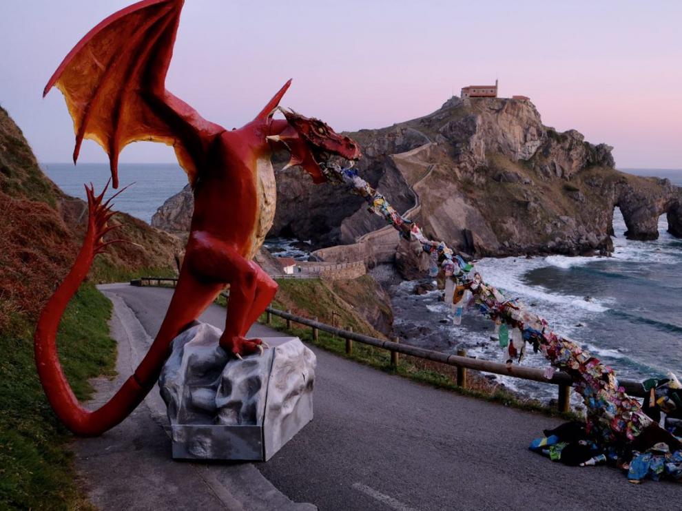 Greenpeace instala un dragón gigante en Gaztelugatxe (Vizcaya) para denunciar los vertidos de plástico al mar
