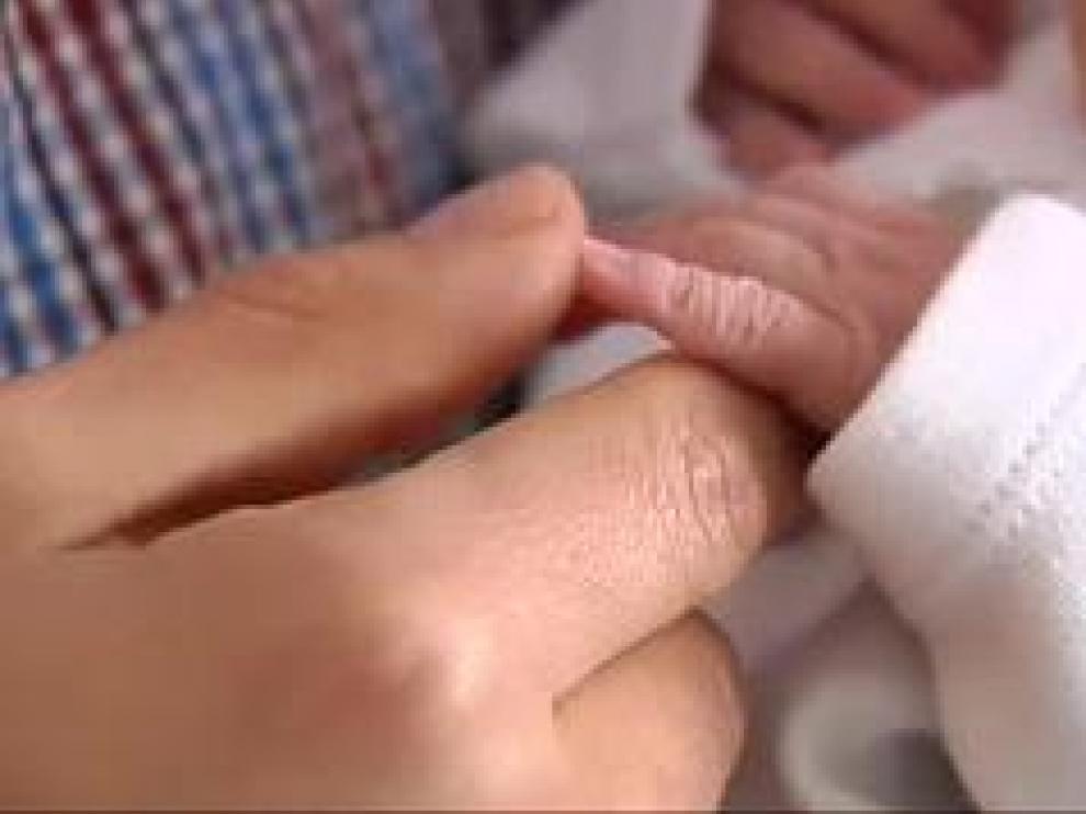 La ampliación del permiso de paternidad lleva un día con contracciones. El decreto ley salía este martes de cuentas pero un error en el texto ha retrasado su publicación en el BOE y su entrada en vigor.