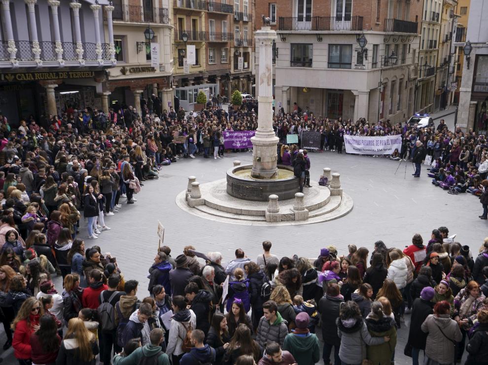 Concentración del 8-M de 2018 en la plaza del Torico de Teruel