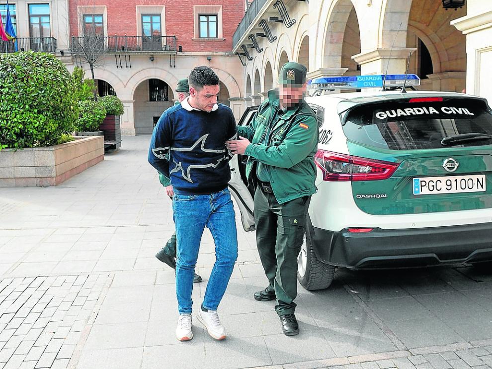 El joven detenido en Teruel por huir con su coche y que fue frenado a tiros por la Guardia Civil.