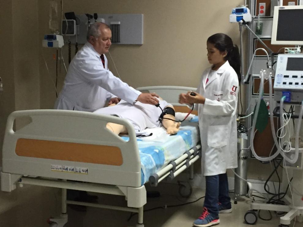 Maité Pazmiño, de 12 años, realiza unas pruebas durante el preuniversitario de medicina, en la Universidad Espíritu Santo de Guayaquil (Ecuador).