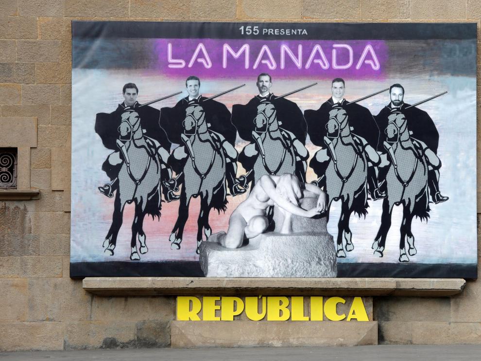 Vista del mural instalado en la fachada del ayuntamiento de Olot.