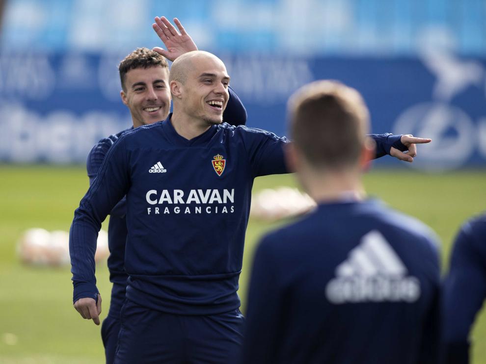 Jorge Pombo junto a Diego Aguirre, ayer, en el entrenamiento del Real Zaragoza en La Romareda.