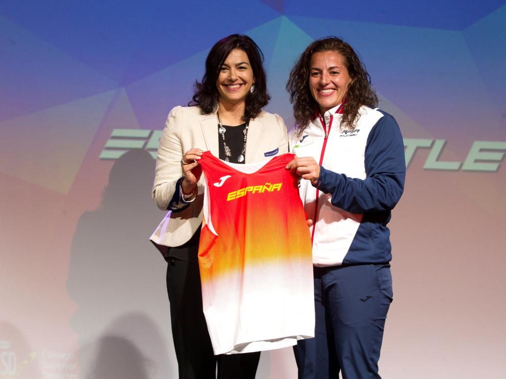 La presidenta del Consejo Superior de Deportes, María José Rienda (izquierda), en la despedida del equipo nacional de atletismo al último Europeo.
