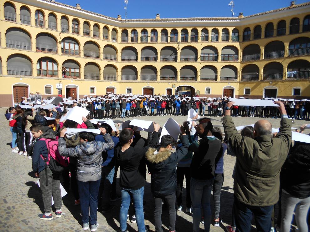 Los escolares han realizado un mosaico en la plaza de Toros Vieja.