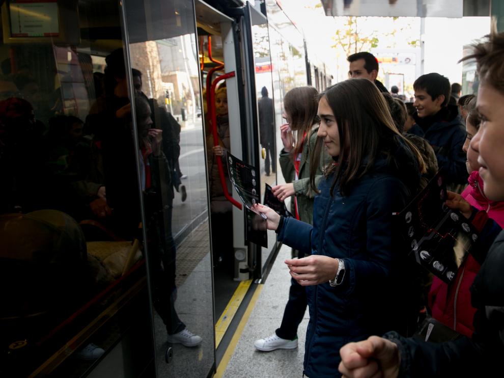 Niños en el tranvía.