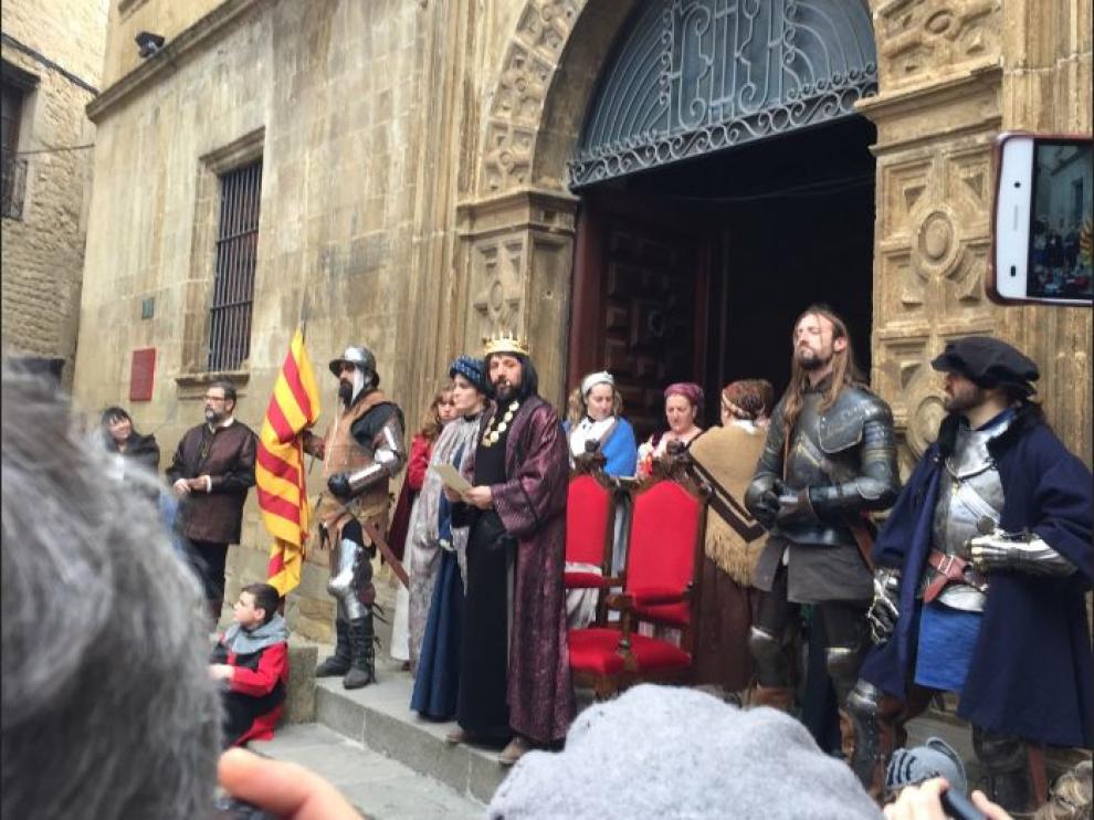 El público asiste en Sos del Rey Católico a una de las escenas de la recreación celebrada el año pasado