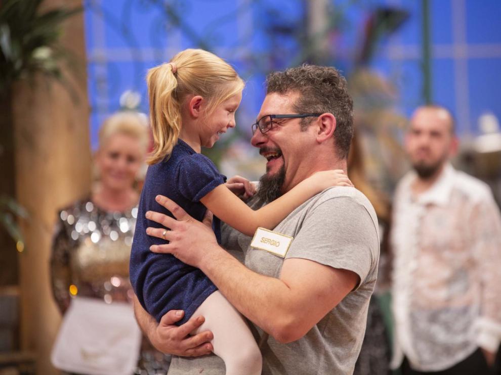 Sergio Calvo, concursante zaragozano de Maestros de la Costura, con su hija.