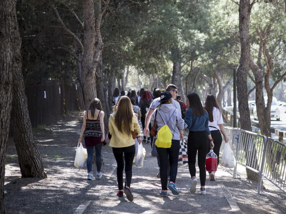 Un grupo de estudiantes, a la entrada de la anterior edición de San Pepe.