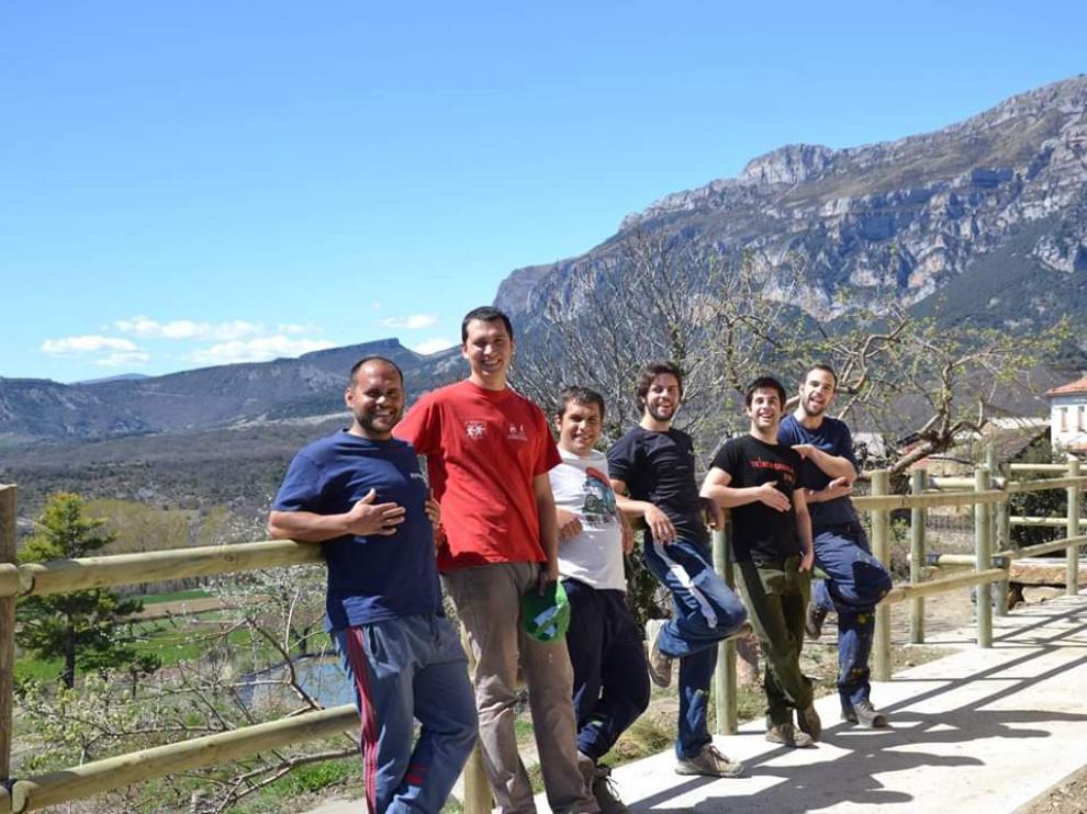 El equipo al completo de Cervezas Rondadora, que acaba de lanzar al mercado la primera sidra elaborada en Aragón.