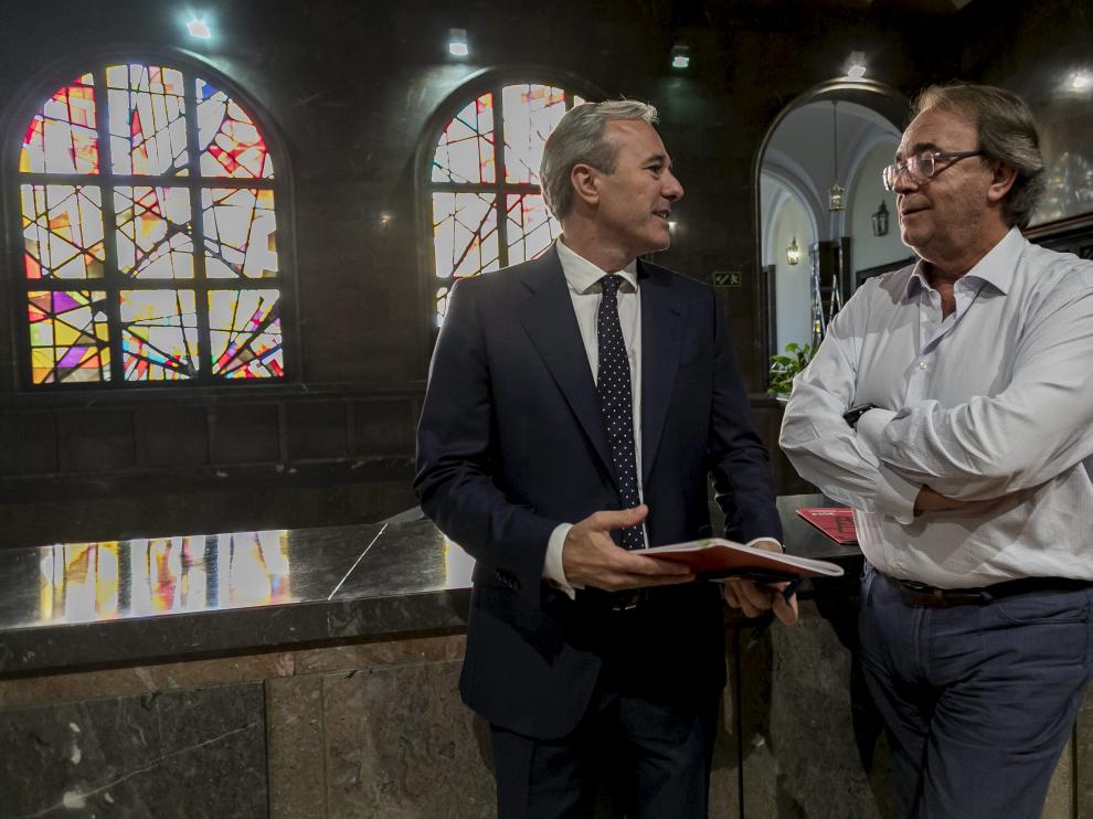 Jorge Azcón y Carlos Pérez, en el Ayuntamiento de Zaragoza.