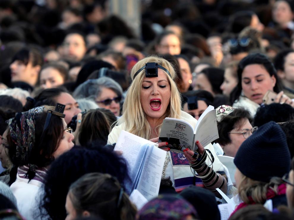 Mujeres en el muro de las lamentaciones