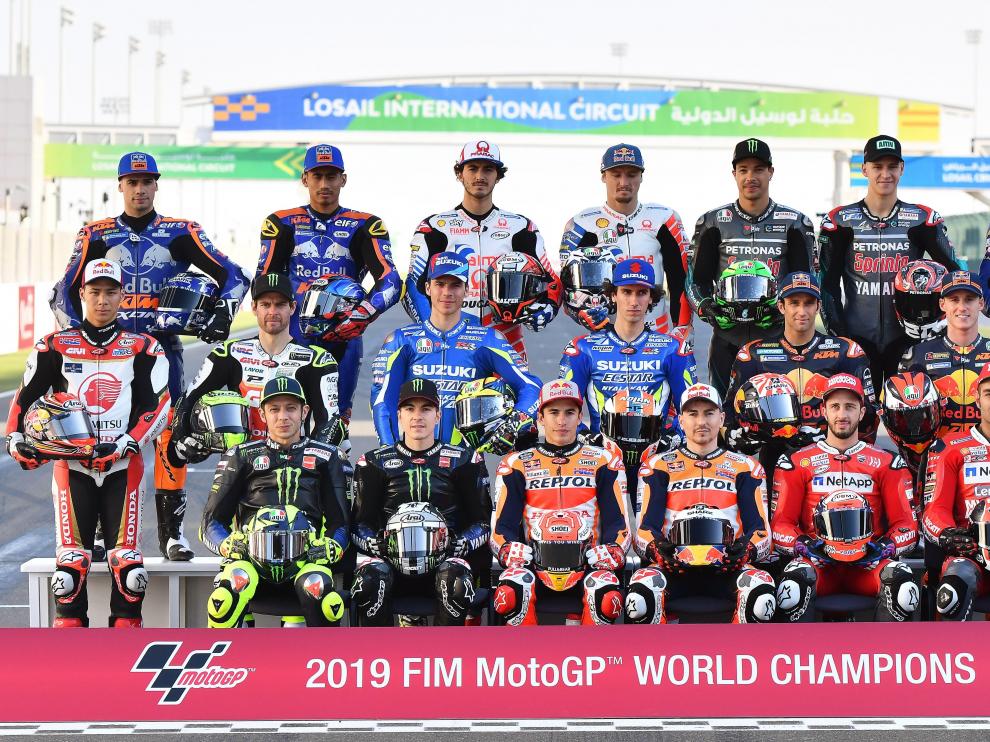 Foto de familia de los pilotos de Moto GP, esta semana en el circuito de Losail, en Doha (Catar).
