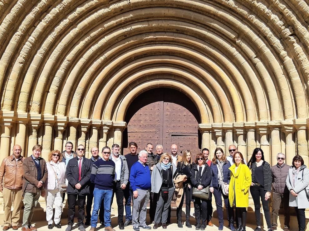 Participantes en la asamblea de la FAC delante del monasterio de Sijena