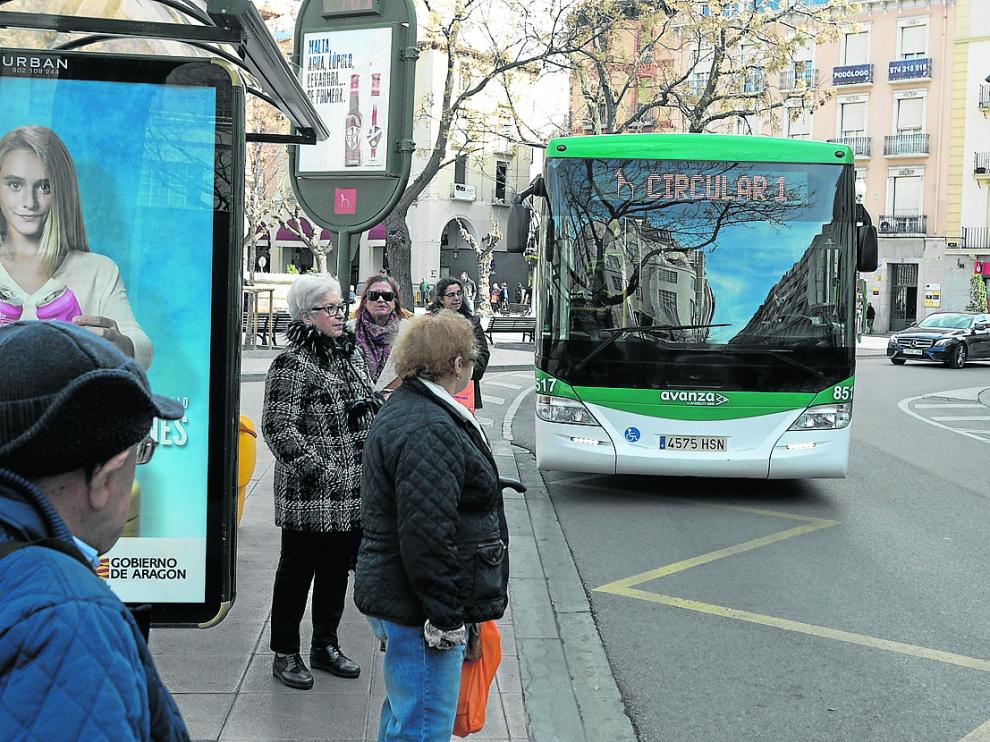 Autobús urbano en la parada de la plaza de Navarra