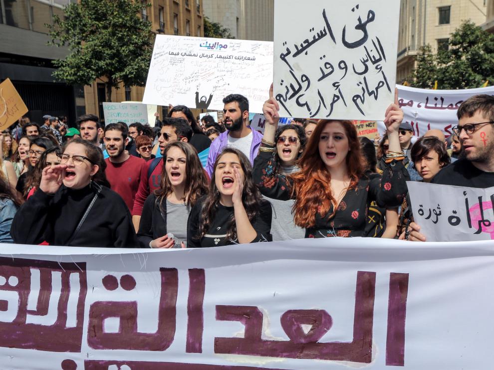 Centenares de personas, en su mayoría mujeres, se manifestaron hoy en Beirut con motivo del Día de la Mujer para pedir igualdad de derechos.