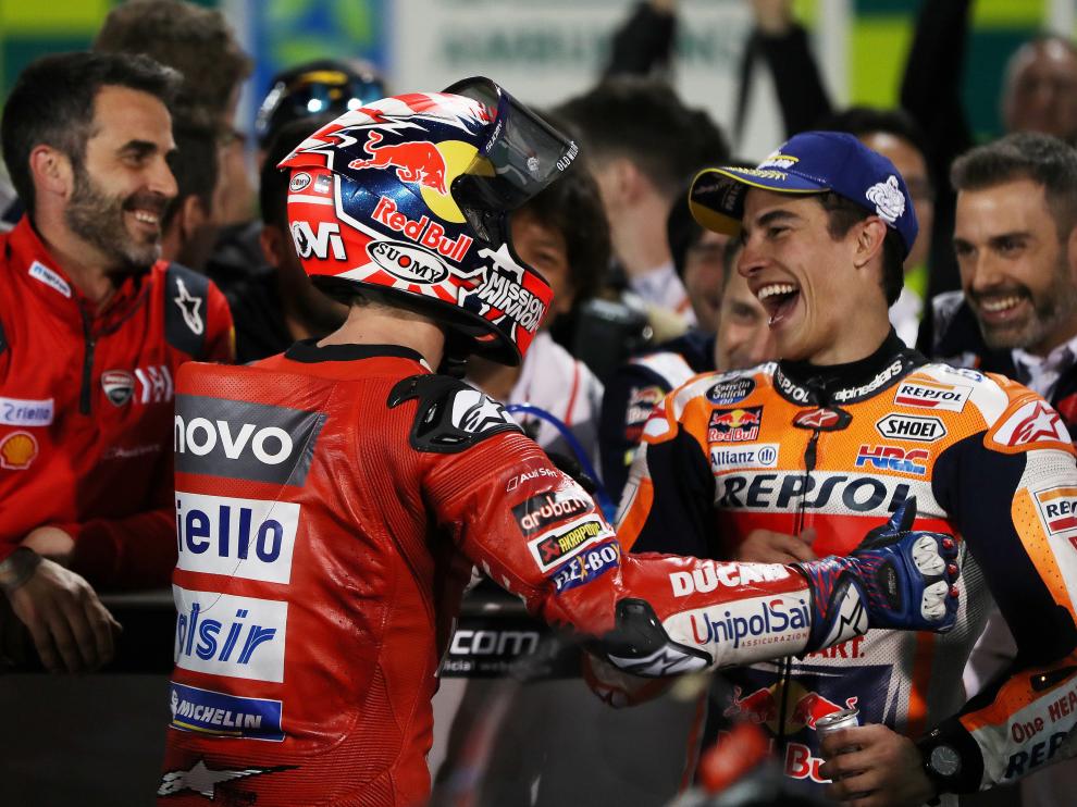 Marc Marquez celebra con el resto del equipo su segunda posición en Catar.