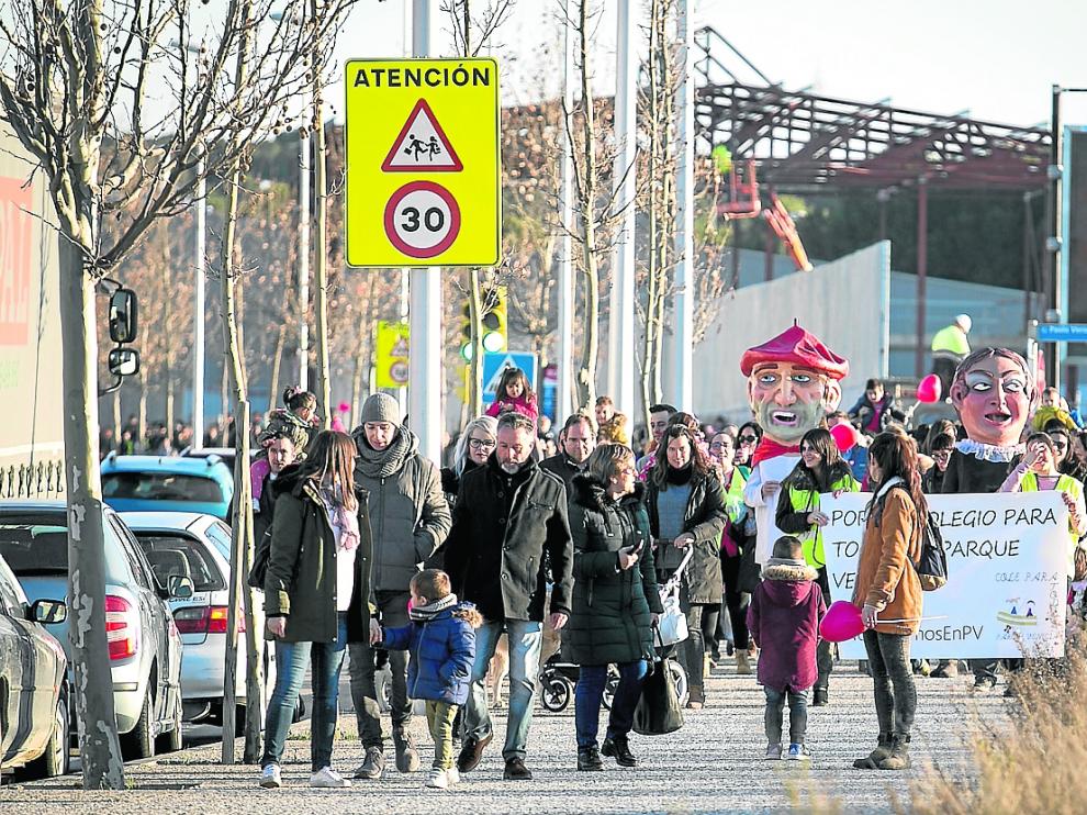Una de las últimas concentraciones de padres en Parque Venecia reclamando al nuevo colegio.