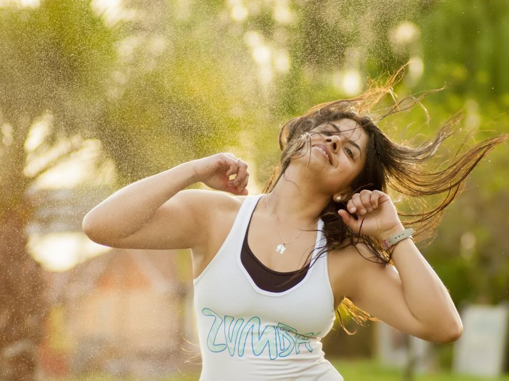 Una mujer bailando zumba.