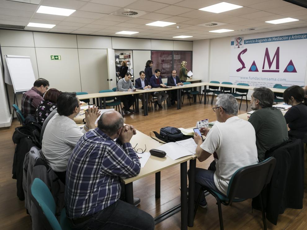 Reunión en el Sama entre la empresa y los conductores del bus urbano