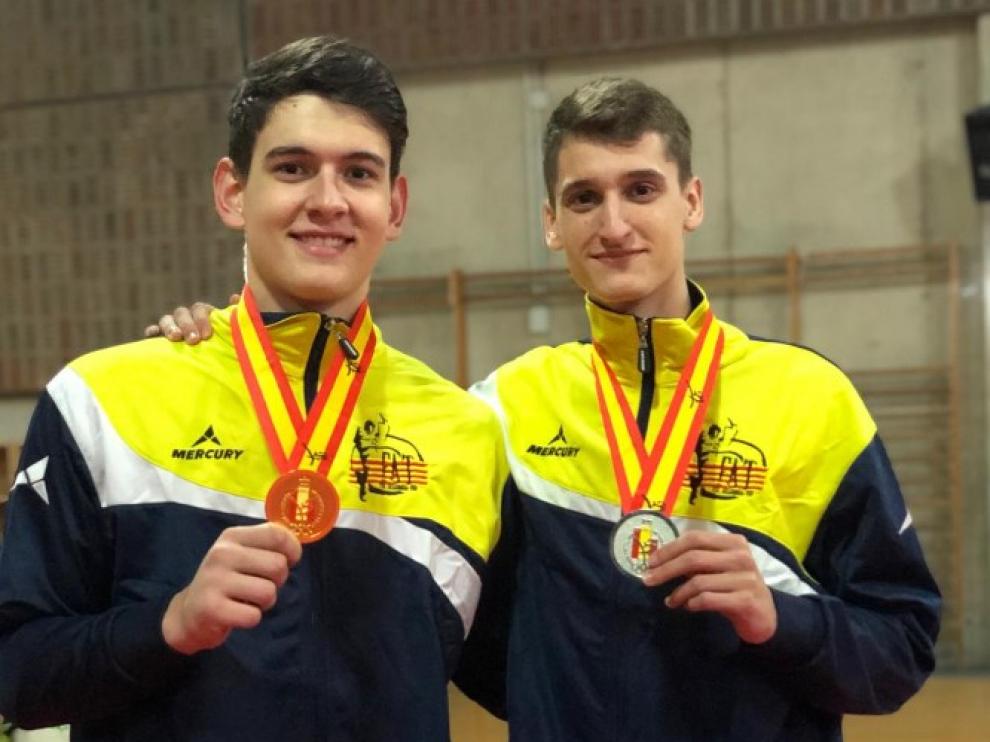 Antonio Artal y Adrián del Río, con las medallas del campeonato de España de taekwondo.