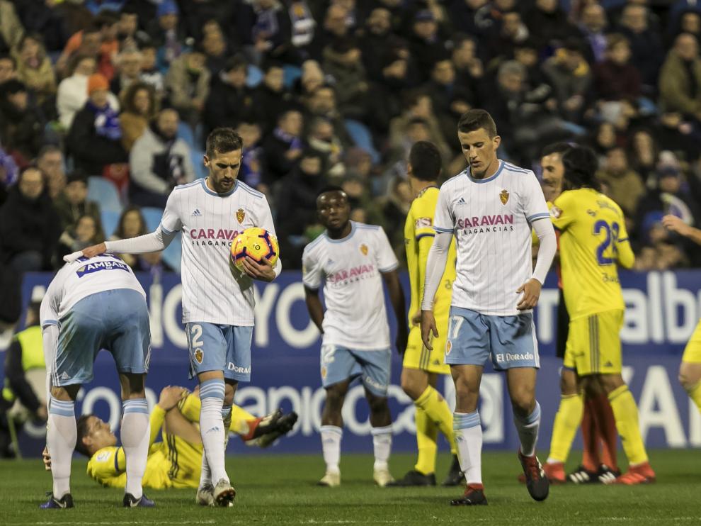 Benito, James y Nieto durante el Real Zaragoza-Cádiz de la primera vuelta, jugado el viernes 30 de noviembre en La Romareda.